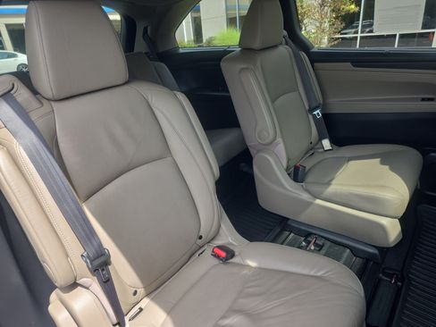 Used 2018 Honda Odyssey Touring image 14