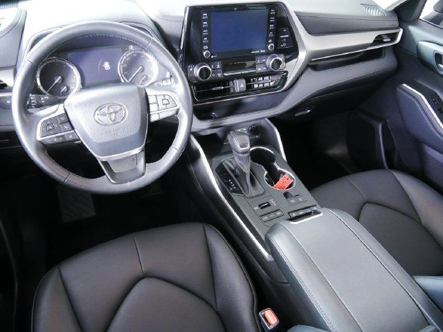 Used 2022 Toyota Highlander XLE AWD/4WD image 3