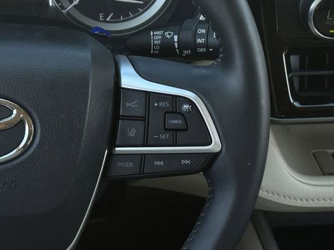 Used 2022 Toyota Highlander XLE FWD image 15