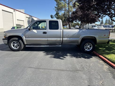Used 2000 Chevrolet Silverado 2500 LS w/ Firm Ride Suspension Pkg AWD/4WD image 6