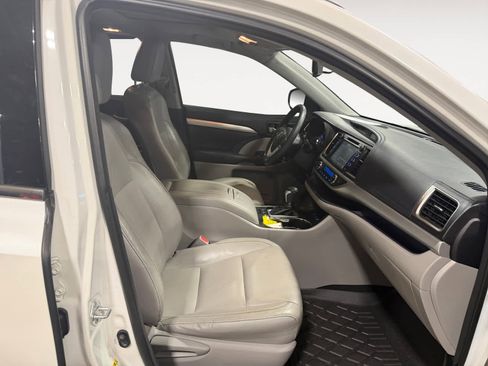 Used 2016 Toyota Highlander XLE image 16