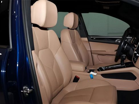 Used 2023 Porsche Macan Base w/ Premium Package Plus image 18