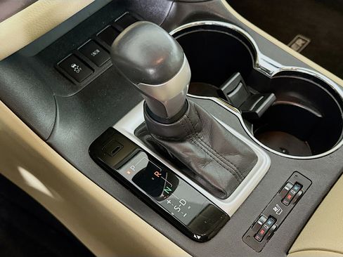 Used 2017 Toyota Highlander Limited image 25