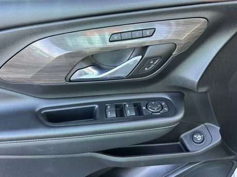 Used 2024 GMC Terrain Denali image 3