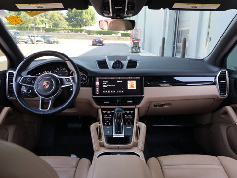 Used 2021 Porsche Cayenne AWD/4WD image 17