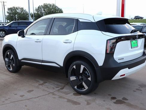 New 2025 Nissan Kicks SR image 8