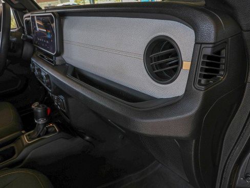 Used 2024 Jeep Gladiator Sport AWD/4WD image 31
