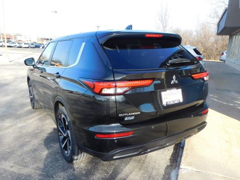 Used 2022 Mitsubishi Outlander ES image 3