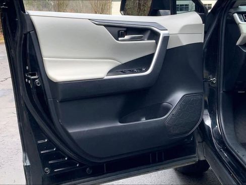 Used 2020 Toyota RAV4 XLE image 21