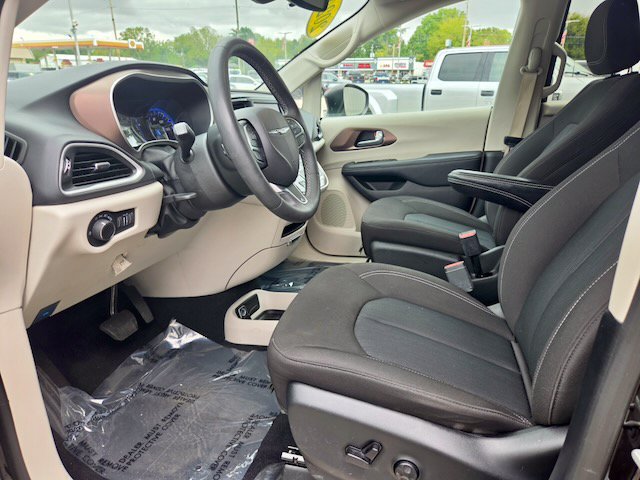 Used 2024 Chrysler Voyager LX FWD image 13