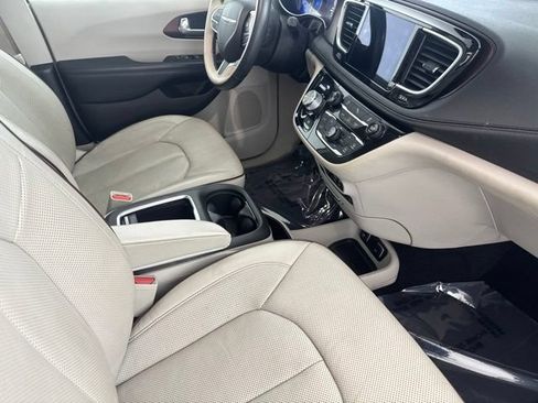 Used 2018 Chrysler Pacifica Limited FWD image 23