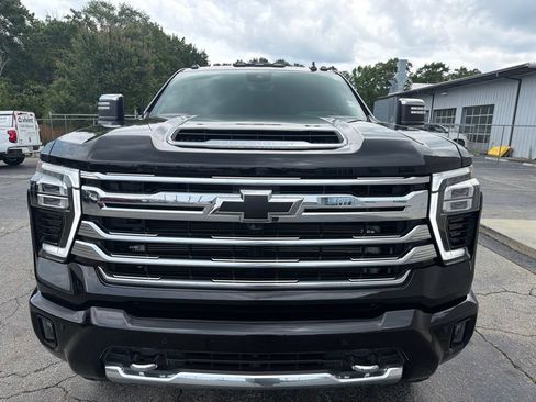 Used 2024 Chevrolet Silverado 2500 High Country w/ Technology Package AWD/4WD image 3