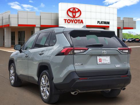 Used 2022 Toyota RAV4 XLE Premium image 4