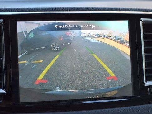 Used 2024 Chrysler Pacifica Touring-L image 31