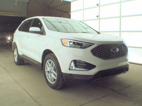 Used 2024 Ford Edge SEL w/ Convenience Package image 3