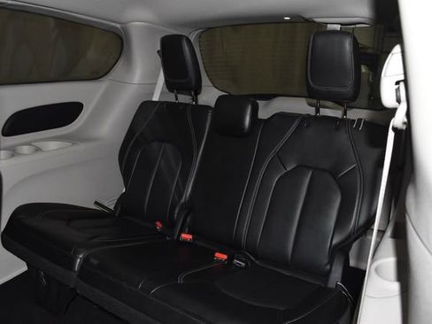 Certified 2024 Chrysler Pacifica Touring-L image 35