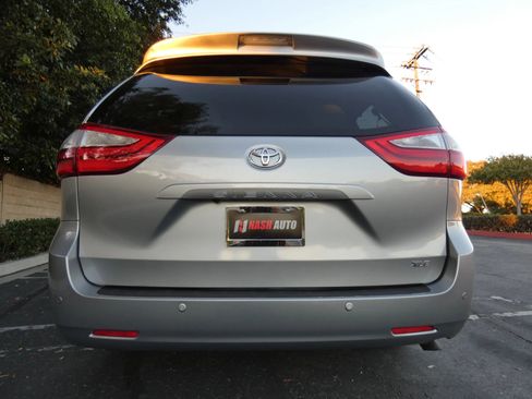 Used 2015 Toyota Sienna XLE image 10