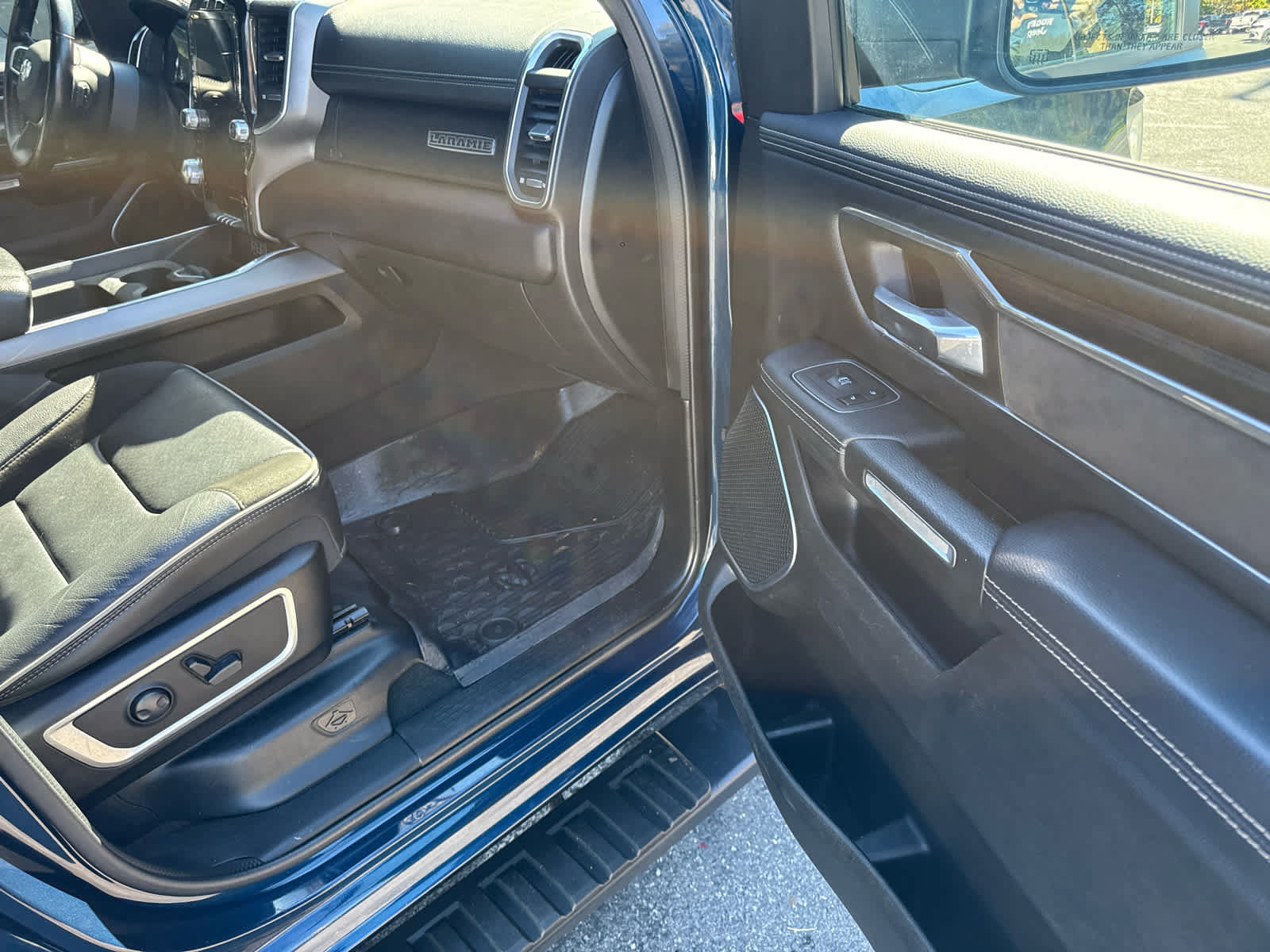 Used 2023 RAM 1500 Laramie AWD/4WD image 16