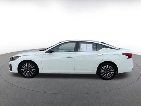 Used 2025 Nissan Altima 2.5 SV image 9