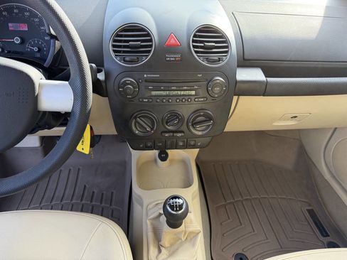 Used 2008 Volkswagen Beetle S image 24