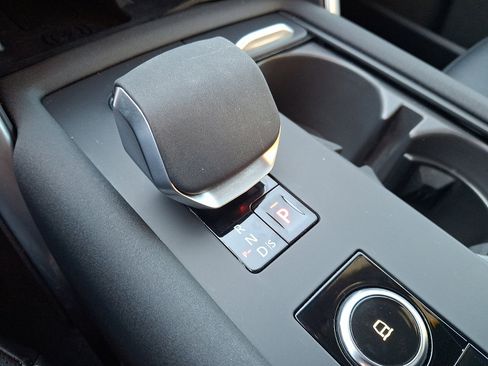 Used 2025 Land Rover Discovery Dynamic SE image 14