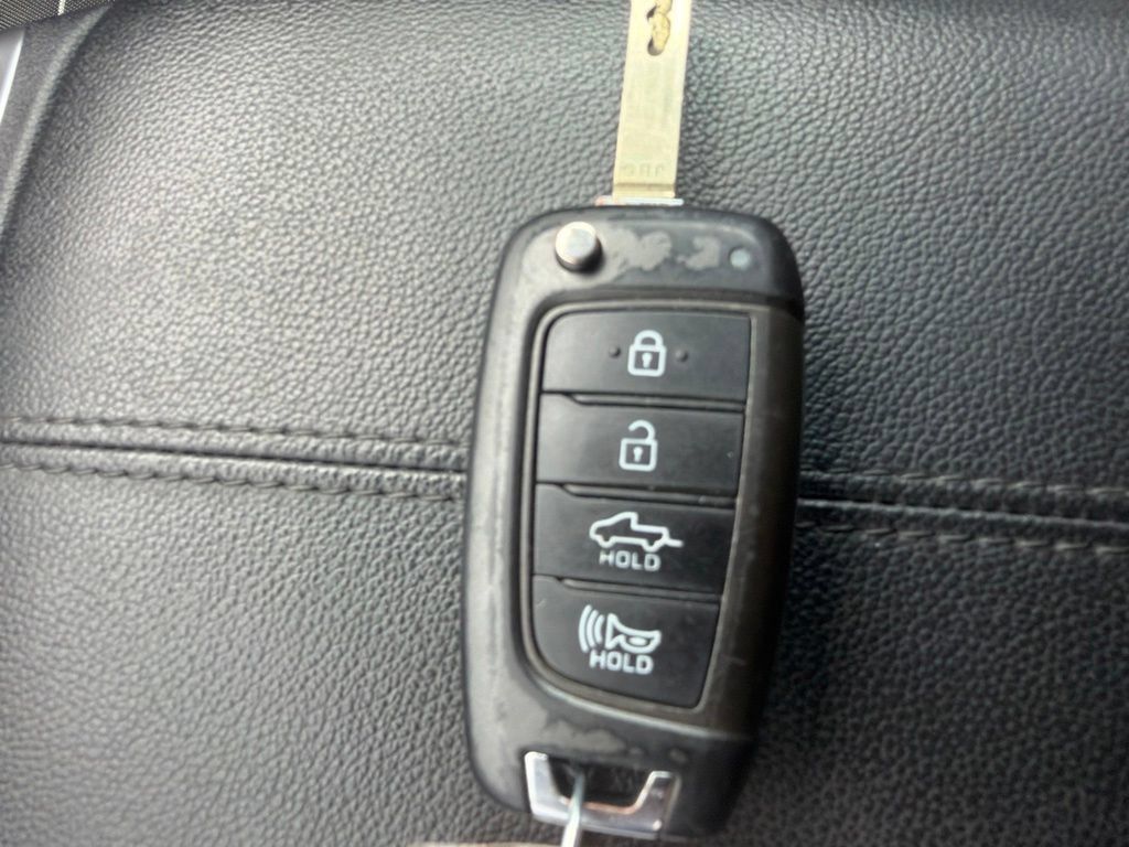 Used 2023 Hyundai Santa Cruz SE FWD image 18