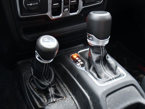 Used 2022 Jeep Gladiator Overland w/ Cold Weather Group image 30