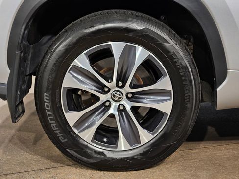 Used 2024 Toyota Highlander XLE image 17