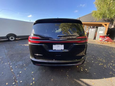 Used 2023 Chrysler Pacifica Touring-L FWD image 5