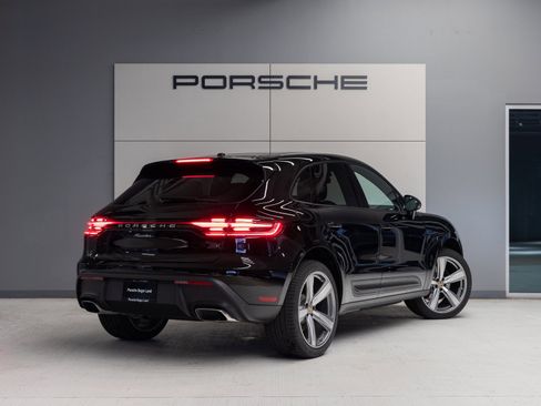 Certified 2025 Porsche Macan image 7