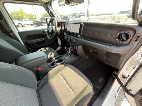 Used 2026 Jeep Gladiator Mojave AWD/4WD image 19