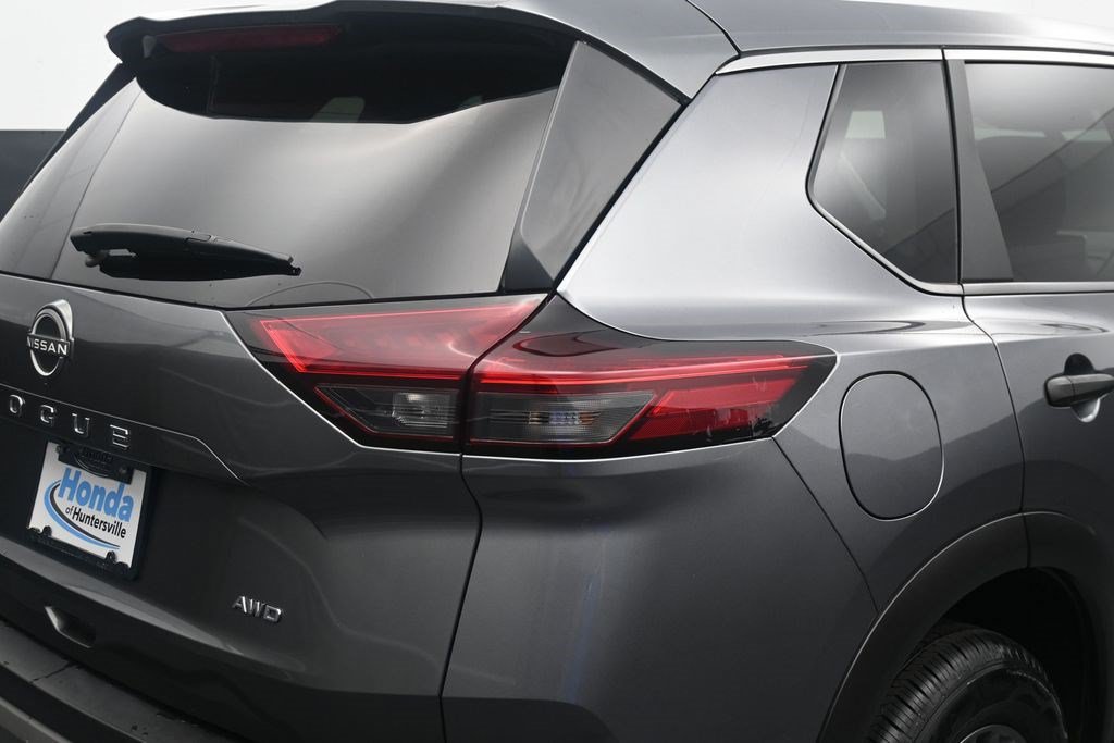Used 2023 Nissan Rogue S AWD/4WD image 9