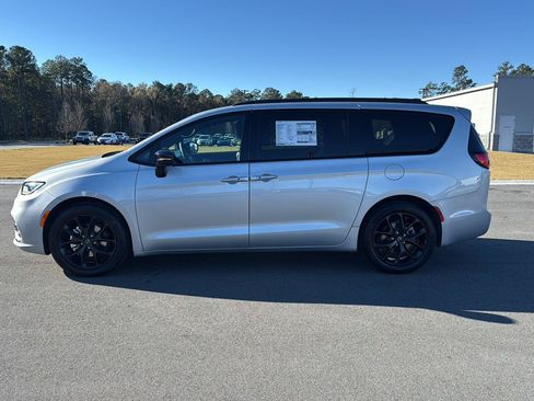 New 2026 Chrysler Pacifica Select w/ S Appearance Package FWD image 5