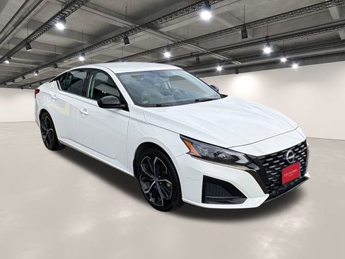 Used 2023 Nissan Altima 2.5 SR image 2