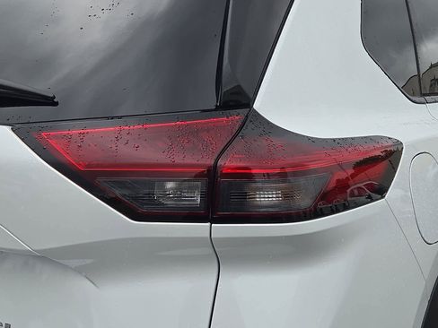 Used 2024 Nissan Rogue SL image 12