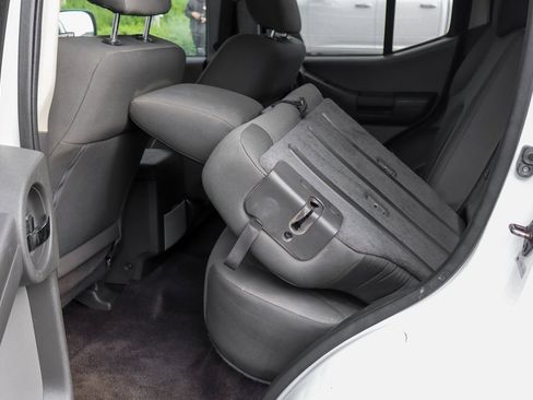 Used 2015 Nissan Xterra X image 31