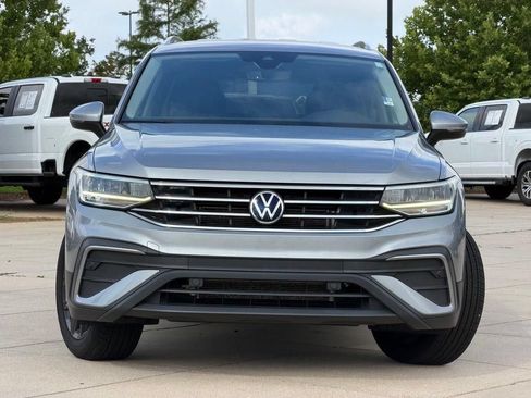 Used 2023 Volkswagen Tiguan SE FWD image 2