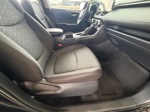 Used 2025 Toyota RAV4 XLE AWD/4WD image 40