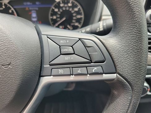 Used 2025 Nissan Altima 2.5 SV FWD image 19