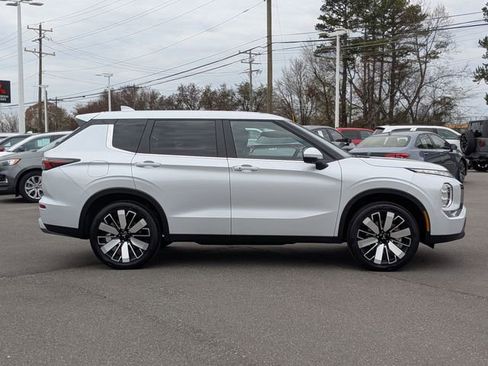 New 2026 Mitsubishi Outlander SE image 2