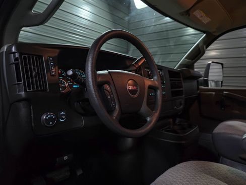 Used 2017 GMC Savana 4500 RWD image 14