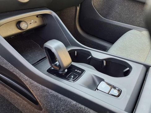 Used 2025 Volvo XC40 B5 Core image 16