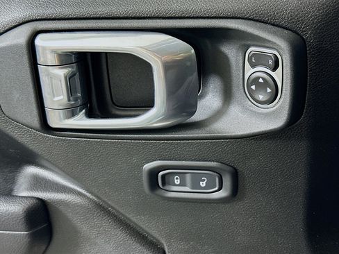 Used 2024 Jeep Wrangler Unlimited AWD/4WD image 15