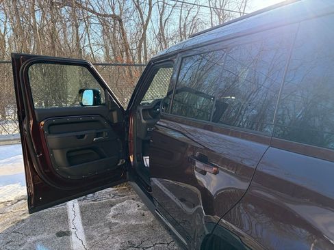 New 2026 Land Rover Defender 130 X-Dynamic SE image 10