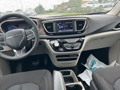 Used 2024 Chrysler Voyager LX FWD image 6
