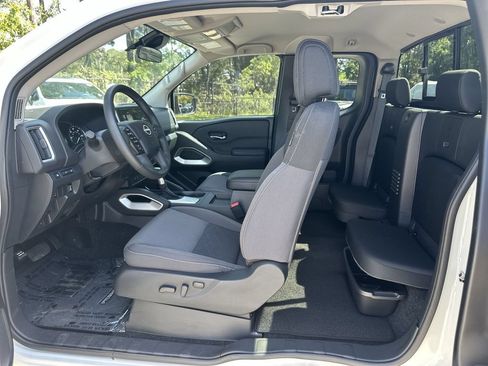 Used 2025 Nissan Frontier SV w/ SV Convenience Package RWD image 24