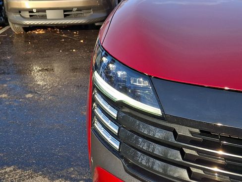 Certified 2025 Nissan Kicks SR image 10