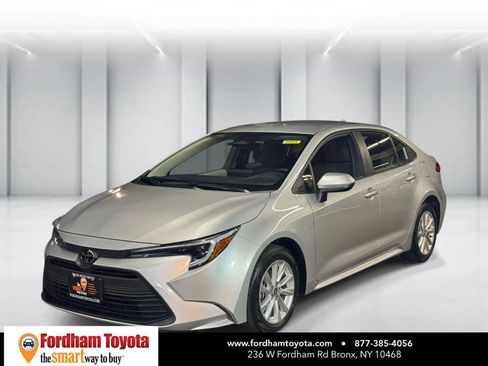 Used 2026 Toyota Corolla LE w/ LE Premium Package FWD image 4