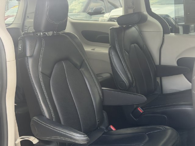 Used 2024 Chrysler Pacifica Touring-L FWD image 20