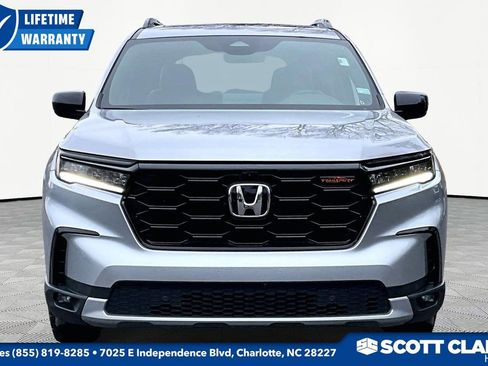Used 2025 Honda Pilot TrailSport image 2
